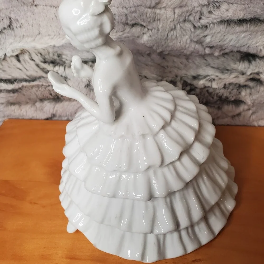 Kaldun Bogle White Porcelain Super Ruffle Belle‎ Dress Trinket Box Covered Dish
